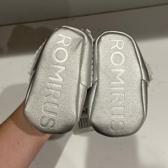 Romirus baby shoes Baby Moccasins bows and fringe NWT silver 0-6 months size 1 - Picture 5 of 8
